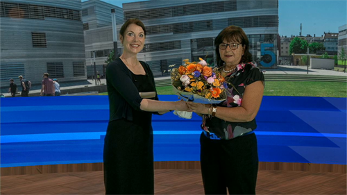 Zum Abschied der langjährigen Vizepräsidentin für Wirtschafts- und Personalverwaltung, Loretta Salvagno, überreichte Moderatorin Simone Fischer einen bunten Blumenstrauß. Corona-bedingt war die Verabschiedung aus dem Virtuellen Studio übertragen worden. Foto: CIT/HSD